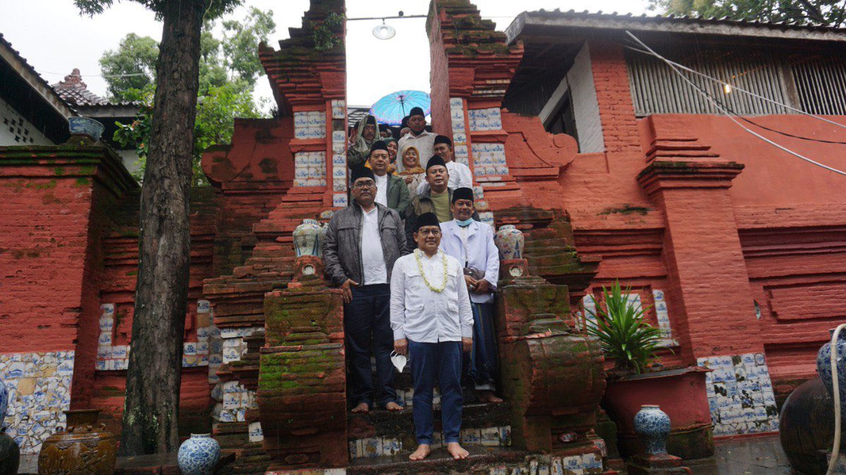 DPP_PKB's tweet photo. Momen Ketua Umum DPP PKB Gus @cakimiNOW sedang berziarah ke Makam Sunan Gunung Jati. 

Yang patut diingat dari Wasiat Sunan Gunung Jati adalah Ingusun Titip Tajug Lan Fakir Miskin (Aku Titipkan Mushala dan Fakir Miskin kepada penggantiku)

#GusIminJagaTradisi 
#NapakTilasWalisongo