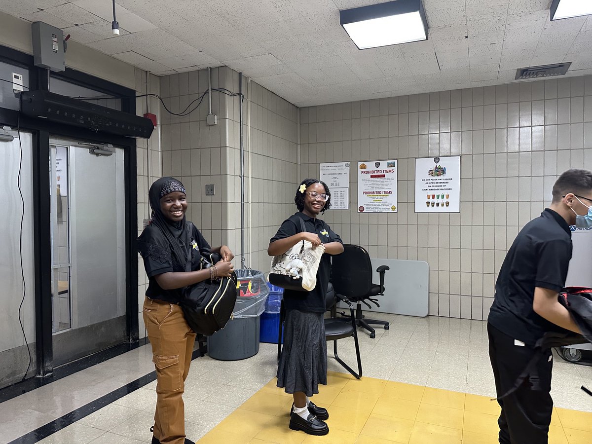 bronx_health's tweet image. Celebrating the FDOS at Bronx Health Sciences! ⁦@NYCSchools⁩ ⁦@davis_fia⁩ ⁦@JustineSharoyan⁩ #FDOS  #BHSSTRONG