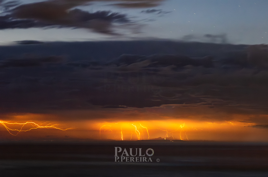 PauloSPP's tweet image. Lightning on the horizon 🌩
The orange color is caused by the presence of dust in the atmosphere.

#trovoada #thunderstorm #maceira #torresvedras #portugal #nature #photooftheday #photo #Photography #Fotografia #PauloPPereira