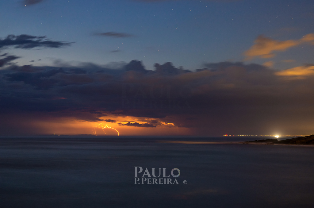 PauloSPP's tweet image. Lightning on the horizon 🌩
The orange color is caused by the presence of dust in the atmosphere.

#trovoada #thunderstorm #maceira #torresvedras #portugal #nature #photooftheday #photo #Photography #Fotografia #PauloPPereira