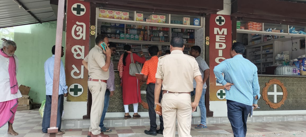 Mun_Balangir's tweet photo. A joint raid has been conducted today by the State Pollution Control Board,Municipality &amp; Forest Dept with the help of town police. Total 5.4 Kg of Single Use Plastic, thermocol,polythene seized &amp; Rs. 5000 has been collected as penalty @CollectorBgr @HUDDeptOdisha @CPCB_OFFICIAL https://t.co/teg299Z512