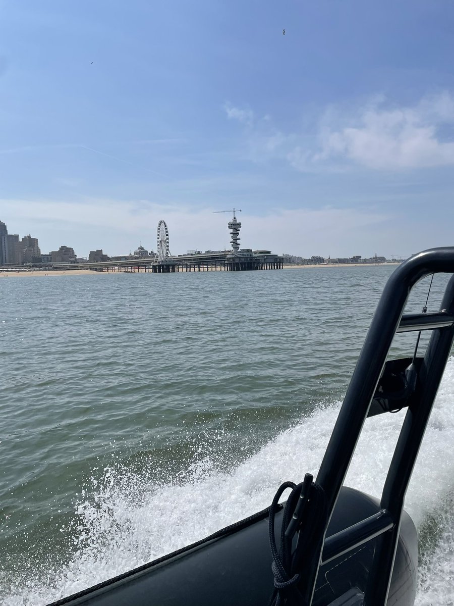 Vanmiddag tijdens de vaarsurveillance in de haven van #Scheveningen vond iemand het nodig om een fles gevuld met zand naar ons te gooien. Gelukkig mis. Na een korte achtervolging is de verdachte aanhouden. Pv volgt. #geweldtegenhulpverleners