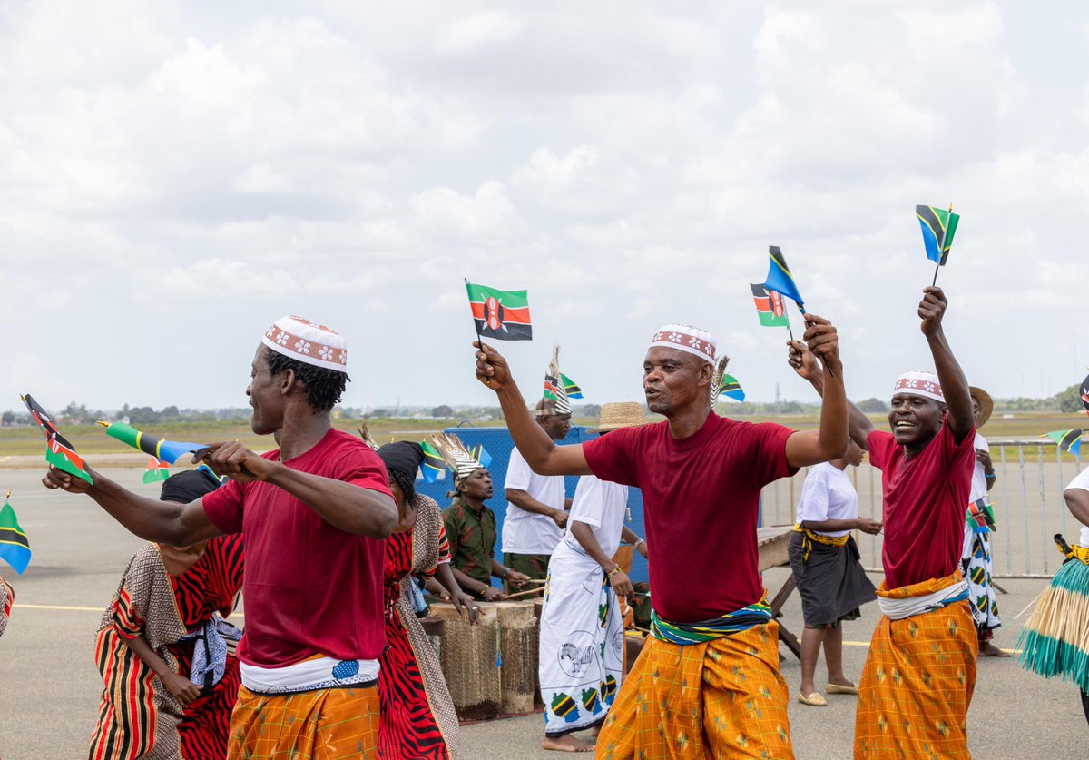 WilliamsRuto's tweet image. Africa has a huge potential in the agricultural space to exploit. We must step forward, join hands and put to use the untapped resources that we have — including the enormous arable lands and favourable weather.