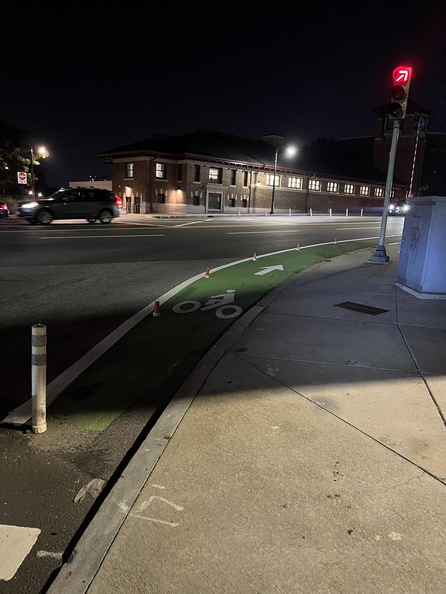 Dustin_Michels's tweet photo. Lots of sad, decimated flex posts near museum park @BOS311 https://t.co/BVXKnHIRyB