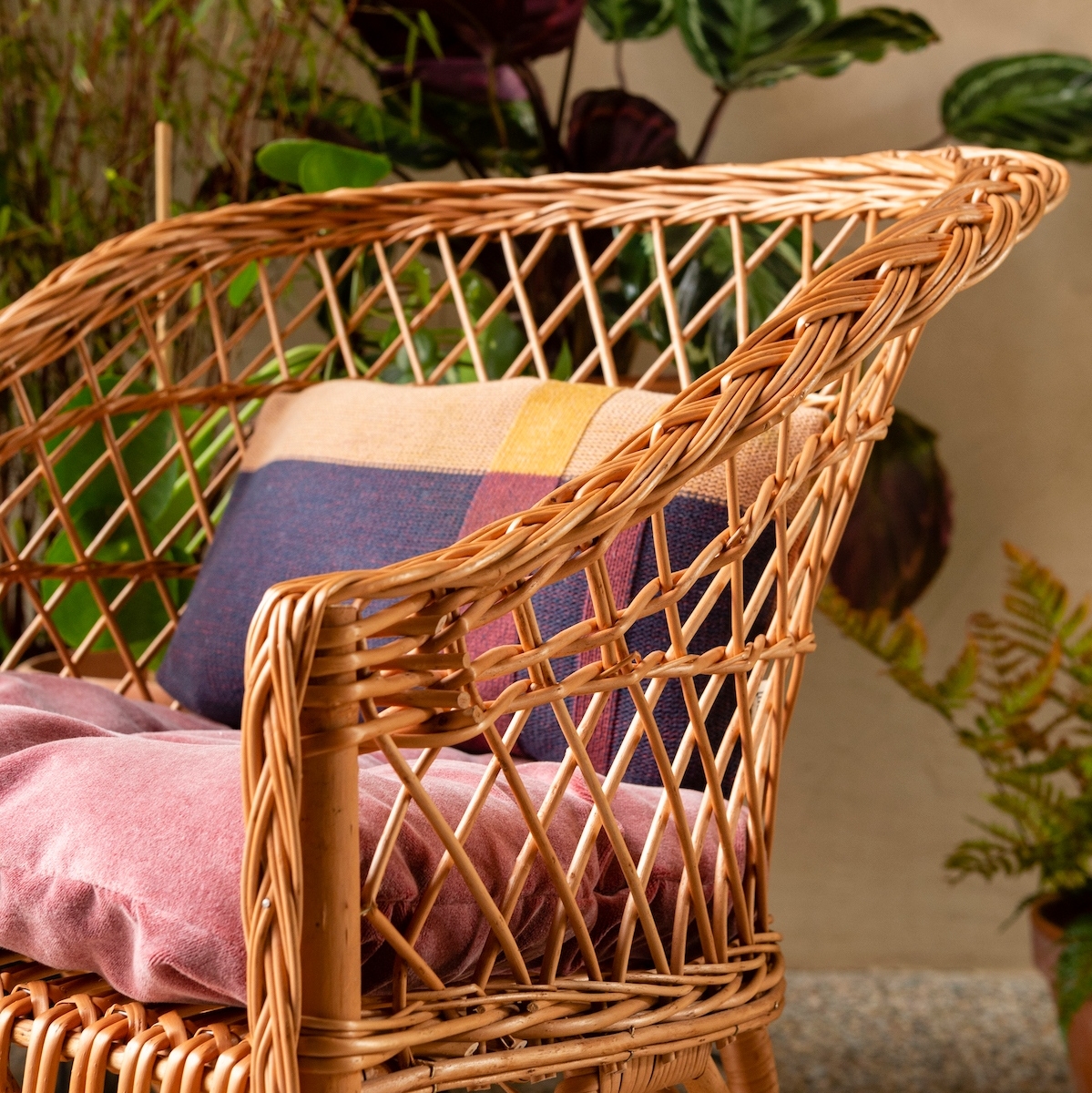 LandmadeFr's tweet photo. Un fauteuil en osier, c'est un fauteuil léger, versatile, déplaçable à volonté, aussi bien en intérieur qu'en extérieur.
Cherchez la forme qui vous apportera le plus de confort et ne le lâchez plus !

https://t.co/Dc9KBEdvwy https://t.co/gXHRIwUQKS