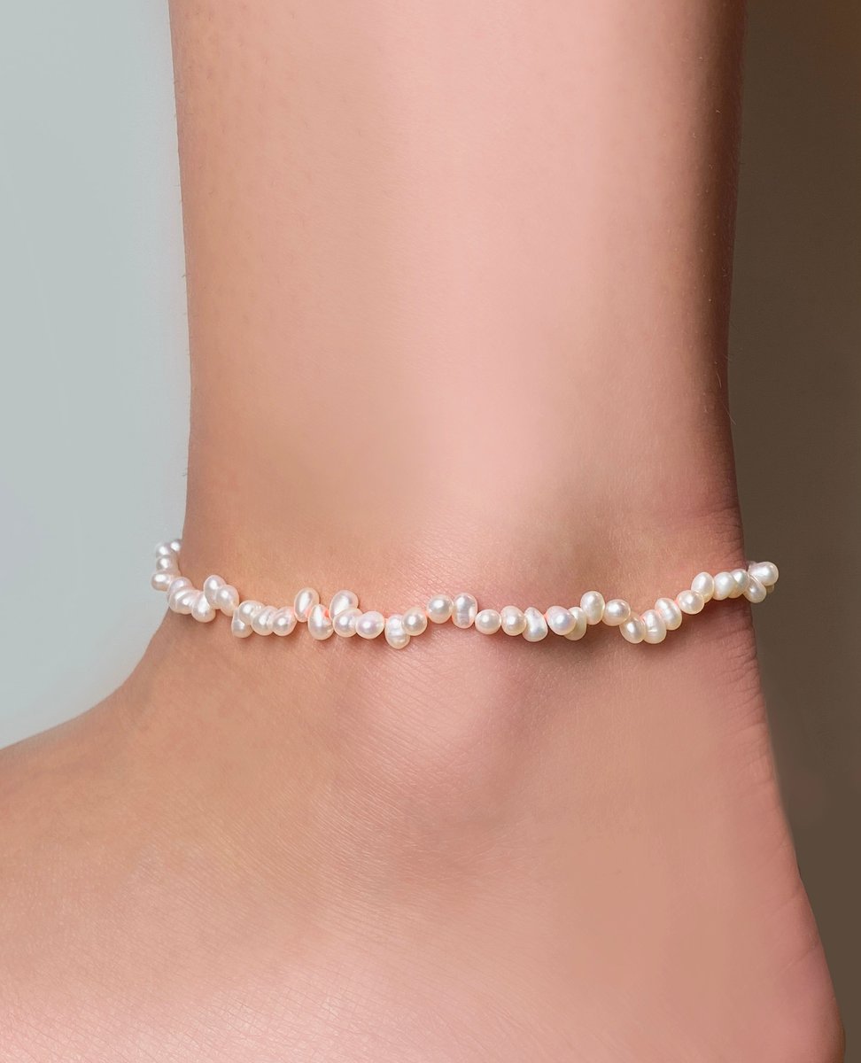 AmandaPearly's tweet image. The heatwaves are still going &amp;amp; we have just a few of these Neon + Pearl anklets left. Speaking of climate change... Don't forget, you can "green" your shipment by clicking the #Cloverly box at checkout. @GetCloverly will invest in re-greening spaces local to ur shipping address.