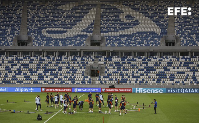 #EFEfotos | 🇪🇸 España entrena en Tiflis sin botas ni guantes. 🤷🏻‍♂️ Un percance en el desplazamiento del material deportivo, que llegará a Georgia esta próxima madrugada, trastocó el plan de trabajo de los internacionales.