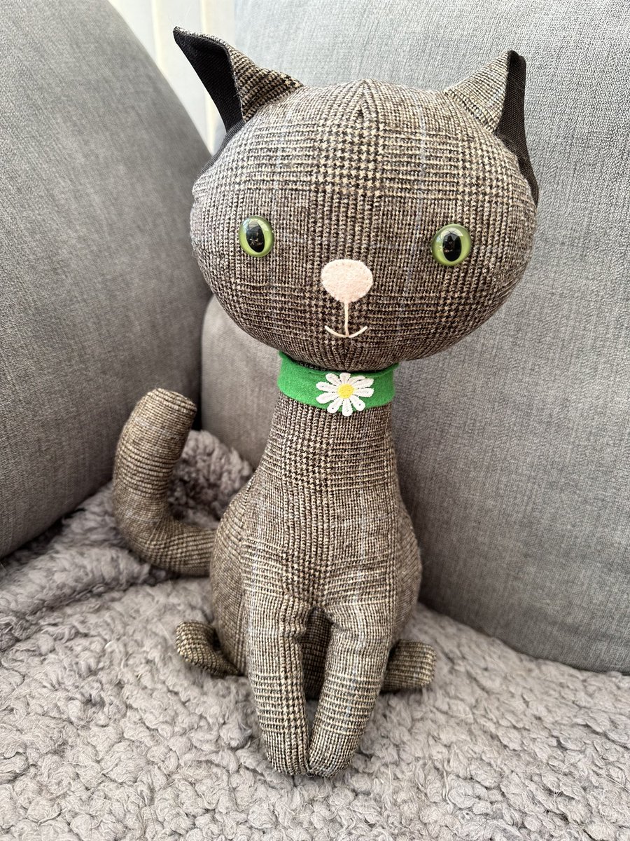 spookylucycat's tweet photo. How cute!
@JeDav1972 came home tonight with a new kitten. 
Re-homed from @cock_ofthewalk,  created for the @DaisyAppeal
and beautifully crafted by @alithealien 
She seems to have settled in 💖 https://t.co/fOGWkRy1d5