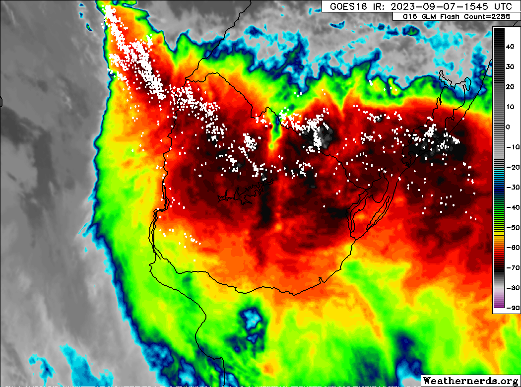 MetFloridaUy's tweet photo. TIEMPO | Fuerte inestabilidad muestra la imagen satelital GOES16 IR en estos momentos sobre el Centro-Norte del país con presencia de muchos rayos acompañado por temporal . https://t.co/QK43pHiy86