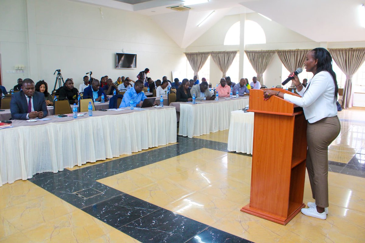 loisekairo's tweet photo. Makueni Governor Hon Mutula Kilonzo jnr wants youths to get money in their pockets. He hosted Plug Mtaani in his county today.#PlugMtaaniMakueniChapter https://t.co/2lcJjxAXSA
