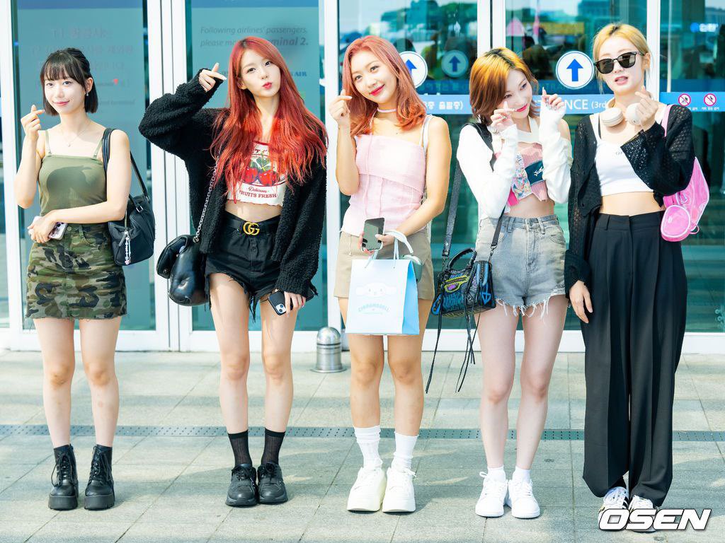 Ga mau liat Tuiterland dulu ahh, IRI DENGKI LIAT FANCAM ERPOT, karena hari ini ga ikutan jemput ke erpot 🥹

Alhamdulillah ada barikade dan pengamanan nya bagus.
LocKey juga tertib, GOOD JOB LOCKEY
Istirahat yah besok kita NGEREOG lagi di LMAC

See you 🤟🏻

#SECRET_NUMBER