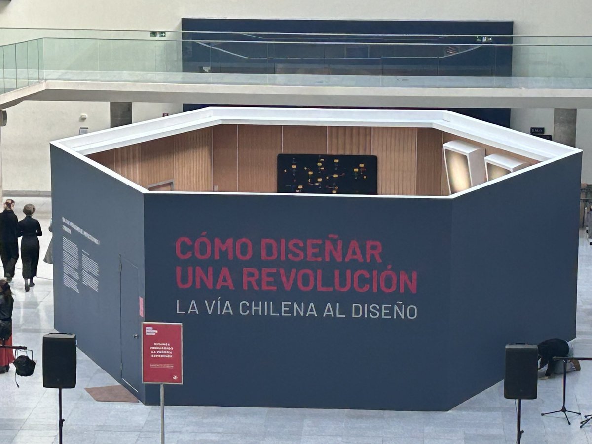 angelicabulnes's tweet photo. En un par de horas se inaugura la exposición “Cómo diseñar una revolución: La vía chilena al diseño, sobre el diseño gráfico e industrial en la UP. Tiene además, la primera reconstrucción de la Sala de Operaciones Cybersyn o proyecto Synco. Les voy a mostrar un poco de lo que vi. https://t.co/zLOo0Hl6cN