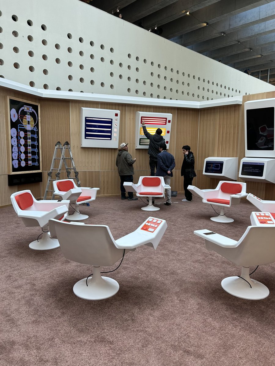 angelicabulnes's tweet photo. En un par de horas se inaugura la exposición “Cómo diseñar una revolución: La vía chilena al diseño, sobre el diseño gráfico e industrial en la UP. Tiene además, la primera reconstrucción de la Sala de Operaciones Cybersyn o proyecto Synco. Les voy a mostrar un poco de lo que vi. https://t.co/zLOo0Hl6cN