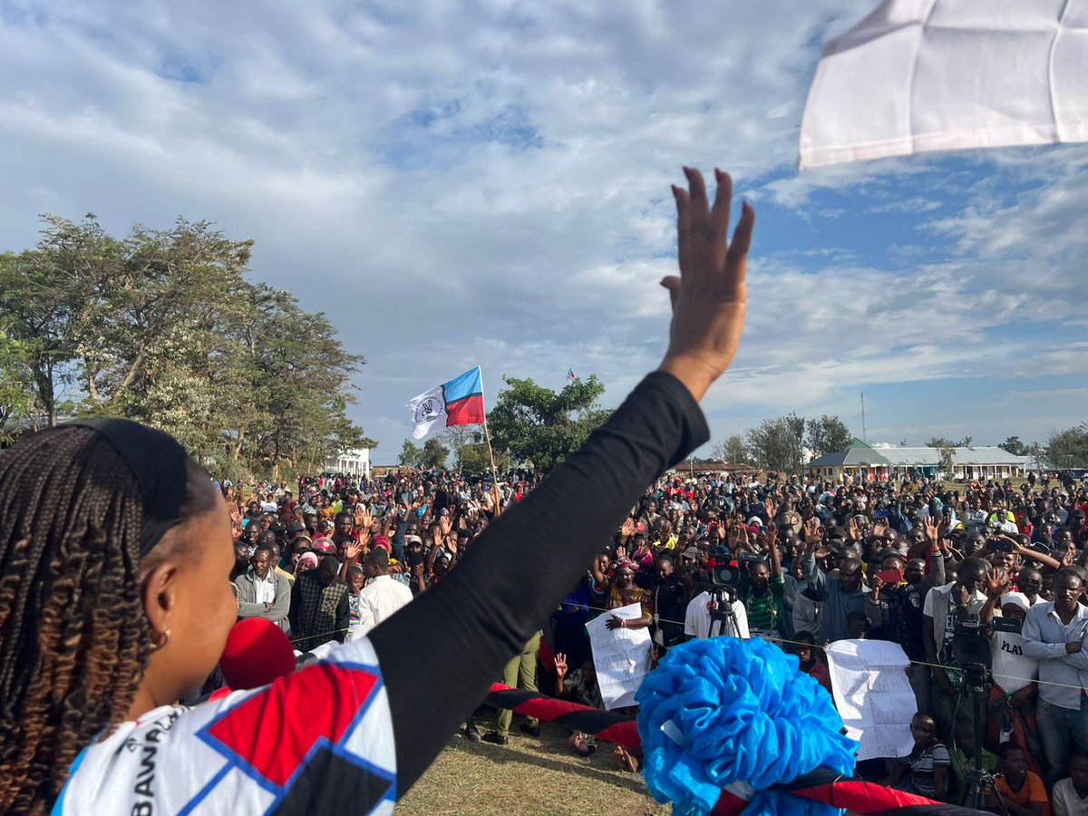Wakati Kiongozi Wako Wa Chama Yuko Kijiweni Jioni Hii Anapata Al Kasusu Na Kashata

Tundu Lissu Anasepa Na Kijiji Huko Mugumu Jimbo La Serengeti Jioni Hii

Kesho Lissu Anaamkia Ngorongoro Watake Wasitake

Kwa Huu Moto MaCCM Yatakufa Kwa Presha Nawaambia