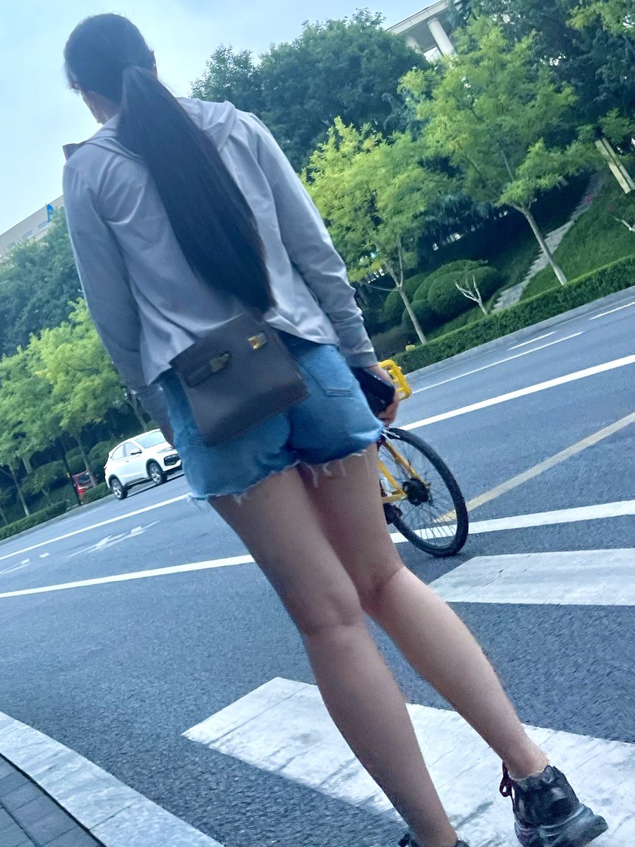 Hello_Word90's tweet photo. #轻熟女 #少妇

一双诱人的 #白腿 #长腿 #骚腿 #肉腿，又嫩又滑，无需 #润滑液 也能尽情的释放在她们的大腿间。（2/2） https://t.co/p0mq7YFnmi