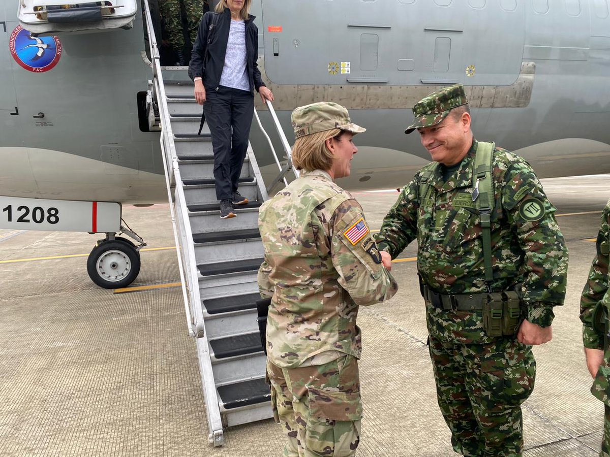 Ejercito_Div7's tweet photo. Nuestro cdte #GeneralMurillo, recibió la visita de la sra. GR. Laura Richardson, cdte de @Southcom y una delegación de @FuerzasMilCol, en las instalaciones de la #Brigada17, en Carepa, Ant, con el fin de verificar las estrategias migratorias en esta zona del país. #PlanAyacucho https://t.co/bx2u7i6m9Y