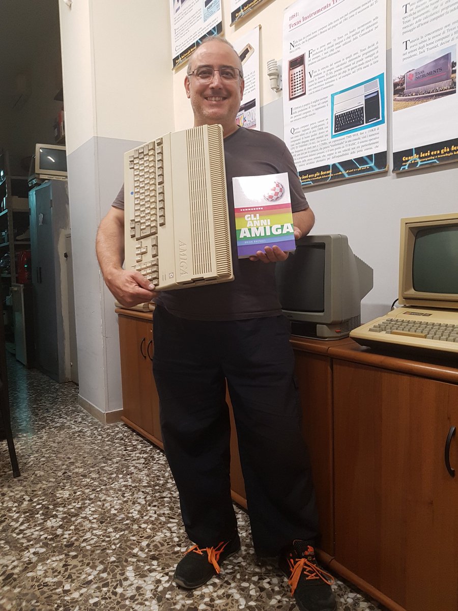 ApuliaRetro's tweet photo. "Da ragazzo lavoravo in un centro di assistenza autorizzato #Commodore. Finalmente un libro che racconta la storia del #primo #computer #multimediale!" (Antonio Caradonna, Responsabile laboratorio di Apulia Retrocomputing - OdV).
--
E tu che aspetti?
Manda le foto ⬇️ https://t.co/je9t9yoUXt