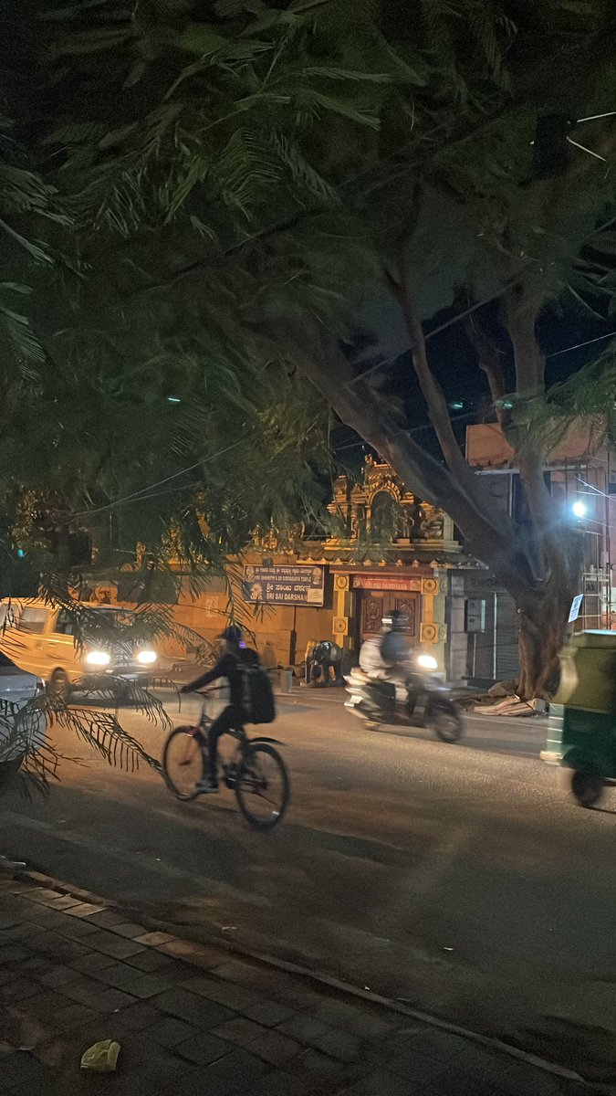 SidDebV's tweet photo. @BBMPCOMM @BBMPAdmn @swaccha_bbmp @blrcitytraffic @BlrCityPolice @NammaBESCOM 
A tree close to collapse on 1st Main, 1st Block, Koramangala, next to Ganesha Temple. Crack has developed and one section is now leaning against overhead elec cables. https://t.co/ttCqVLziPc