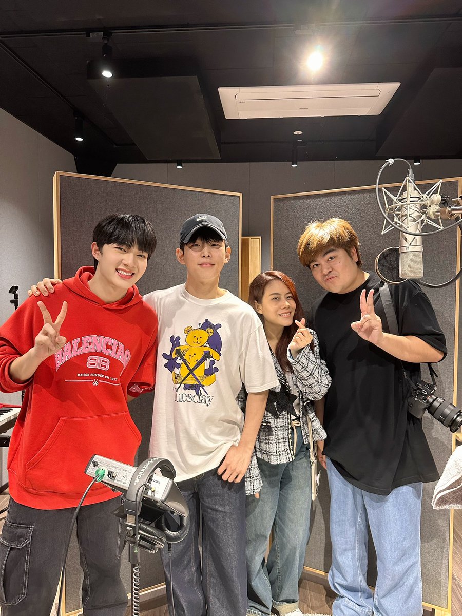 ฝากติดตาม Special Single ของผมกับพี่พอลคิมด้วยนะค้าบ เห็นพี่พอลคิมสปอยล์แล้ว เลยขอสปอยล์บ้าง อิอิ ตื่นเต้นแล้วว คาดว่าภายในปีนี้งับ ฝากติดตามด้วยนะค้าบ 

I’m so excited! Can’t wait for everyone to listen to my Special Single collab with Paul Kim @paulkim_twt which will be