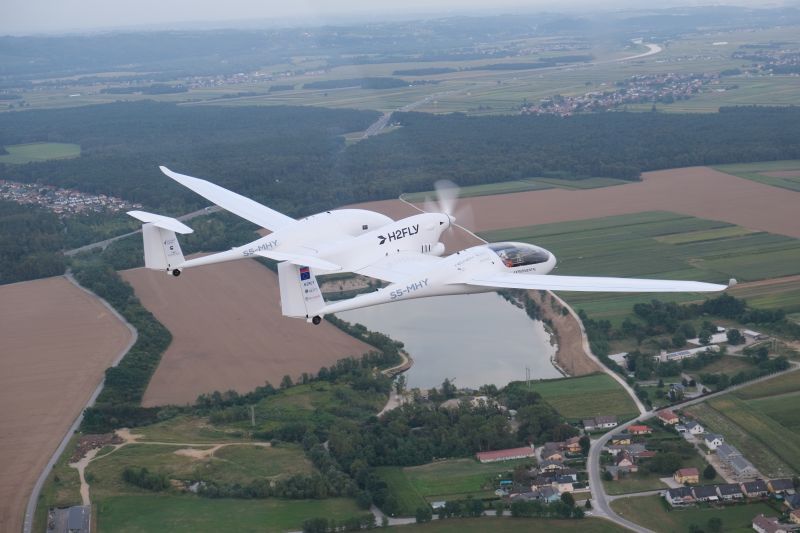 Today marks a remarkable event in history! 
The HEAVEN project has achieved the World's First Piloted Flight of a Liquid Hydrogen Powered Electric Aircraft. 
Together, we have paved the way for a greener, more sustainable future of aviation. 🌱
#HEAVENProject #HydrogenAviation