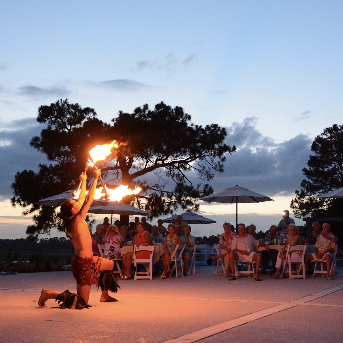 StepFlix's tweet image. Strength, heat and rhythm. a show among flames
.
.
#firedancer #fireshow #firedance #firedancing #firedancers #firedancemiami #miamilife #miamientertainment #miamilifestyle #polynesian #hawaiian #hawaiiandancer #fireknife #fireknifedance #mauifiredancers #fireknifedancers