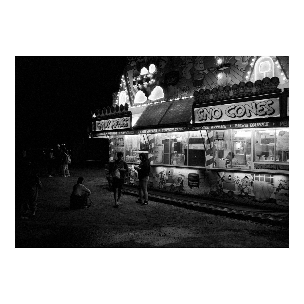 fslash12's tweet photo. #fair #nightwalk #dodgeandburn #nightphotography #streetscape #blackandwhitephotography #highcontrast #documentaryphotography #leicam4p #tmax3200 #d76 #35mm #filmphotography #analogphotography #belleville #bellevilleOntario https://t.co/IZHSoTlRtn