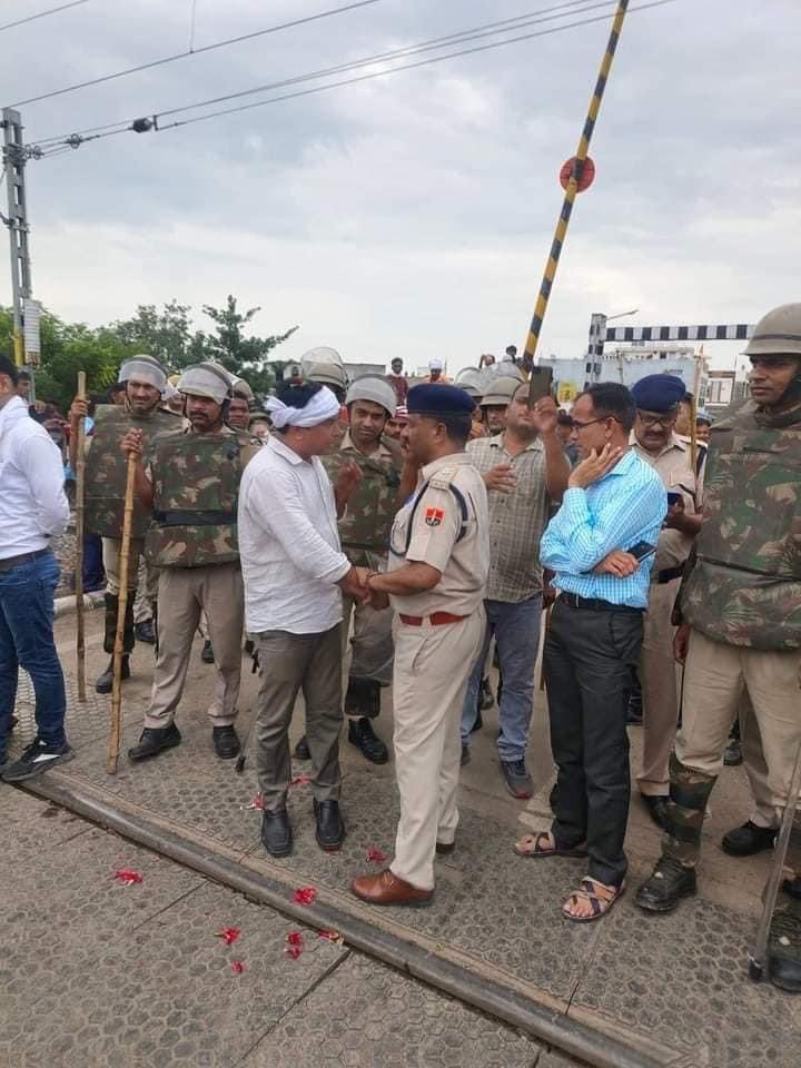 किसानों के हक और अधिकारों के लिए आवाज उठा रहे युवा नेता @NareshMeenaINC जी को पुलिस द्वारा गिरफ्तार करना गलत है क्या किसान, मजदूर, पीड़ितों, की आवाज उठाना गलत है पुलिस नरेश मीणा को तुरन्त रिहा करे
<a href="/ashokgehlot51/">Ashok Gehlot</a> 

 #नरेश_मीणा_को_रिहा_करो