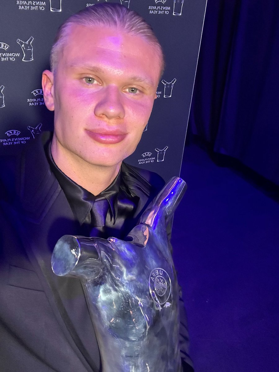 FRBlueMoon's tweet photo. 🔥 @erling POUR SA PREMIÈRE SAISON EN ANGLETERRE À 22 ANS. 🇳🇴💙

✅ Meilleur buteur sur une saison de #PL de l’histoire de City (36)
✅  Meilleur buteur sur une saison de l’histoire de City (52)
✅ Meilleur buteur de l’histoire de la #PL sur une saison (36)
✅ Le plus de buts lors de ses 5 premiers matchs en #PL (9)
✅ Premier joueur de l’histoire de City à marquer pour ses débuts en #PL et LDC
✅ Le premier joueur à marquer lors de ses 4 premiers matchs à l’extérieur en #PL
✅ Le premier joueur a marquer 11 buts lors de ses 7 premiers matchs 
✅ Le premier joueur a marquer deux triplés de suite dans deux matchs à domicile de suite 
✅ Joueur le plus rapide à inscrire 3 triples (8 matchs) 
✅ Le joueur le plus rapide à atteindre les 25 buts avec Pep Guardiola (20 matchs)
✅ Le premier joueur de l’histoire de la #PL à marquer 20 buts avant janvier 
✅ Premier joueur de première division anglaise à atteindre 50 buts depuis 1931

🔵 53 matchs 
⚽️ 52 buts
🎯 9 passes décisives 
🇳🇴 4 matchs
🇳🇴 4 buts 
🇳🇴 1 passe décisive
🏆 Premier League
🏆 FA Cup
🏆 Champions League
🏆 UEFA Super Cup
🏅 FWA Footballer of the Year
🏅 Meilleur buteur #PL 
🏅 #PL Player of the Season
🏅 #PL Young Player of the Season
🏆 Soulier d’or européen
🥇 #ManCity Player of the Season
✅ #UCL Squad of the Year 
✅️ PFA Player’s Player of the Year
✅️ PFA Team of the Year
✅️ UEFA Men’s Player of the Year
