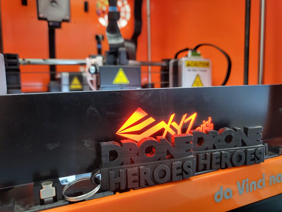 Prototypes de porte-clés 3D en cours ! Fichiers d'impression bientôt gratuits à télécharger. Restez branchés ! #DroneHeroes3D #print #3D #diy #comics #UAV