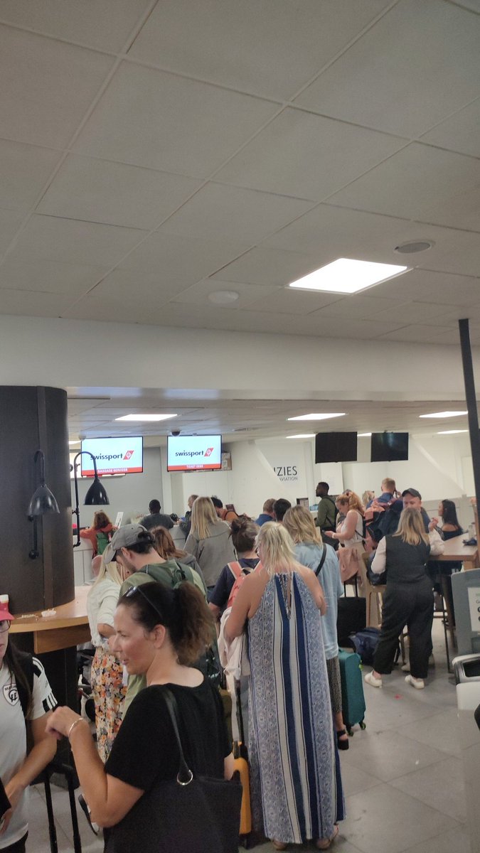 Gerard_ZT's tweet photo. Los pasajeros del vuelo de Edimburgo a Barcelona nos han dejado tirados en el aeropuerto sin opción para volver hoy. Verguenza de @vueling. https://t.co/bjwfLnaXfY