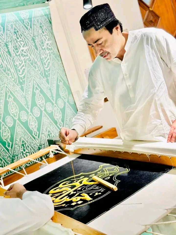 جسے چاہا در پہ بلا لیا جسے چاہا اپنا بنا لیا 
یہ بڑے کرم  کے ہیں فیصلے یہ بڑے نصیب کی بات ہے 

سردار طارق انور خان سیال نے اگلے سال کیلئے تیار ہونے والے غلاف کعبہ اپنے ہاتھ سے سلائی کرنے کا شرف حاصل کیا ♥️