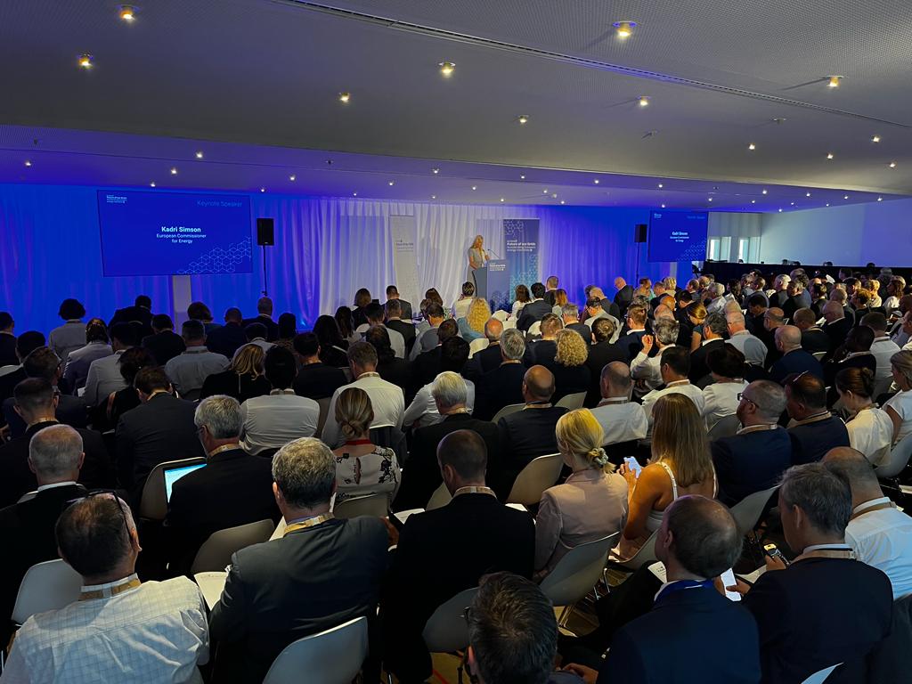 KadriSimson's tweet photo. The past year & a half has been one of the most turbulent times for 🇪🇺 energy system in recent history. Grids are at the core of the energy system. Power generators, transmission & distribution lines all working together to deliver #energy to millions of consumers. #FutureGridsEU https://t.co/HjFLjvRwEW