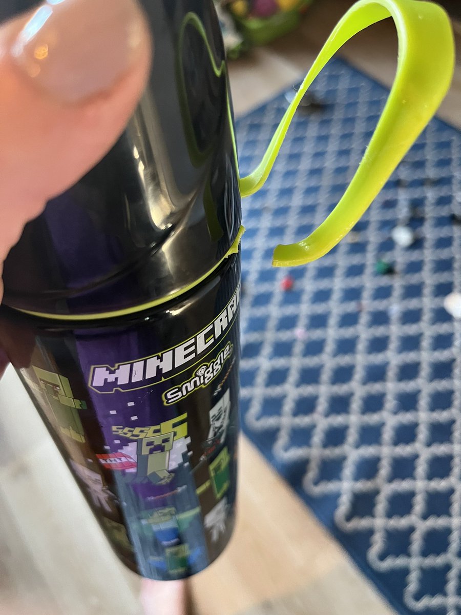 hollyashaw's tweet photo. @smiggle_ Hello, My son has has been using  this bottle for 1 week and the silicon loop has snapped, is there a way of gaining a replacement for this please? Thanks https://t.co/F904KlnI4J