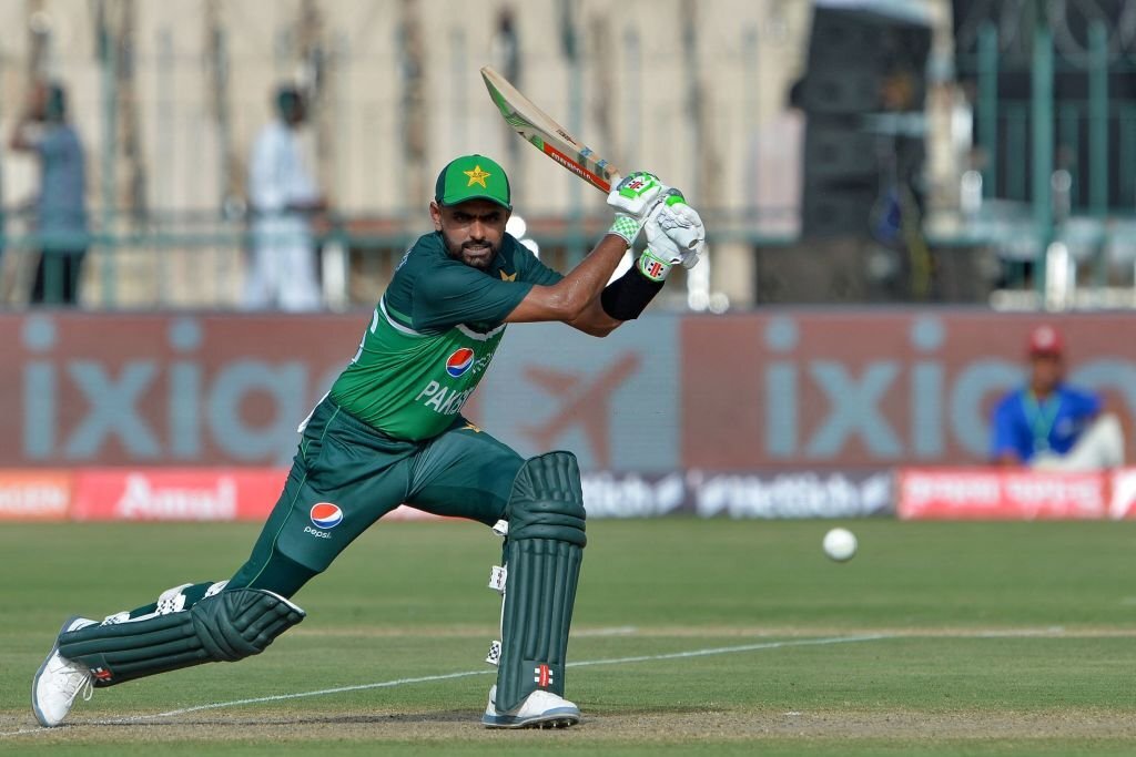 Team_BabarAzam's tweet photo. Highest batting average at No. 3 position in ODIs (Min 20 innings)

🇵🇰 𝟲𝟯.𝟱𝟯 - 𝗕𝗮𝗯𝗮𝗿 𝗔𝘇𝗮𝗺 👑
🇮🇳 59.89 - Virat Kohli
🏝️ 57.57 - Sir Viv Richards
🇿🇦 55.50 - Faf du Plessis
🇦🇺 54.56 - Steve Smith

He's owning that position and is in a leage of his own － THE BIG ONE 🐐 https://t.co/raWdFhM73N