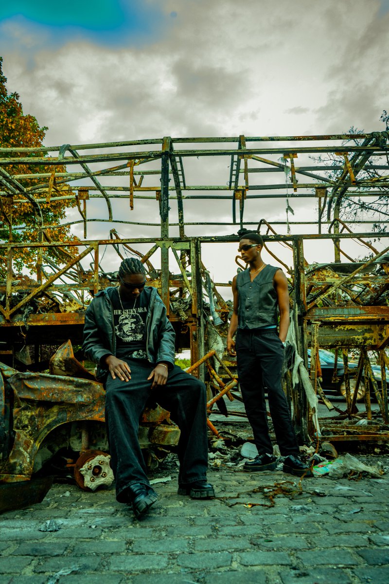djamilox's tweet photo. Trop fière de ce dernier shoot. On est parti sur un délire un peu apocalyptique, chaotique, fin du monde (the actual mood 😬)

Ça rend bien non ?

En tout k, trop contente que des gens puissent follow mes délires et me faire confiance 🥺🙏🏾 https://t.co/5udqRm57cr
