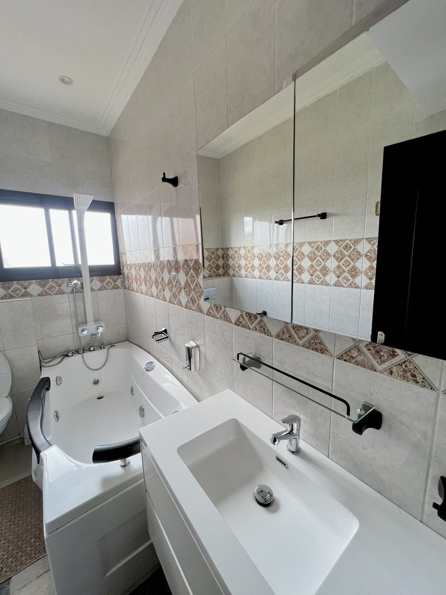 TiffanieLomie's tweet photo. Sinon je mets des appartements meublés à votre disposition pour vos séjours à Yaoundé. 
📍Bastos / Golf. 
3 chambres dont une avec Jacuzzi. 
Immeuble avec ascenseur, groupe électrogène, forage. https://t.co/mxT6kClQru