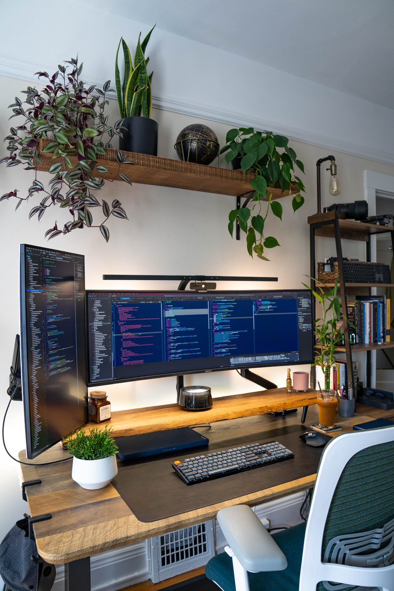 KingMumboJumbo's tweet photo. Every time I share a snap of my workspace, I'm swarmed with the same questions: 

'What keyboard is that?' 

'Where'd you get that lamp?'

Sound familiar? 🤔

@makerstations https://t.co/kV2u08YiQ8