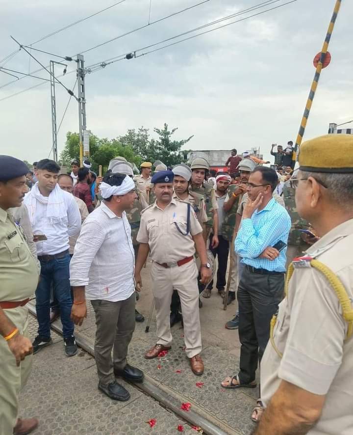 किसानों, युवाओं ओर मजदूरों की आवाज बुलंद करने में सबसे आगे रहने वाला युवा नेता @NareshMeenaINC को सडयंत्र के तहत गिरफ्तार नहीं किया जा सकता।
#नरेश_मीणा_को_रिहा_करो