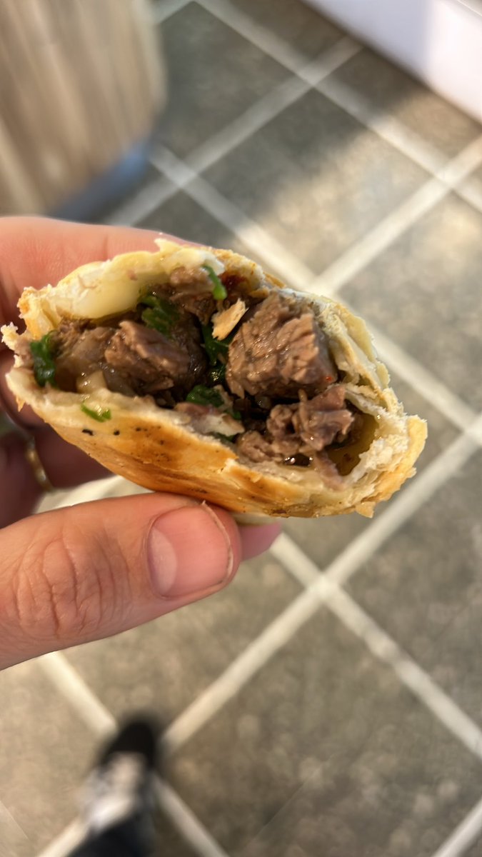 Chakear's tweet photo. El antes y el después. Empanada de asado edición especial. https://t.co/CyL6A8gcnX