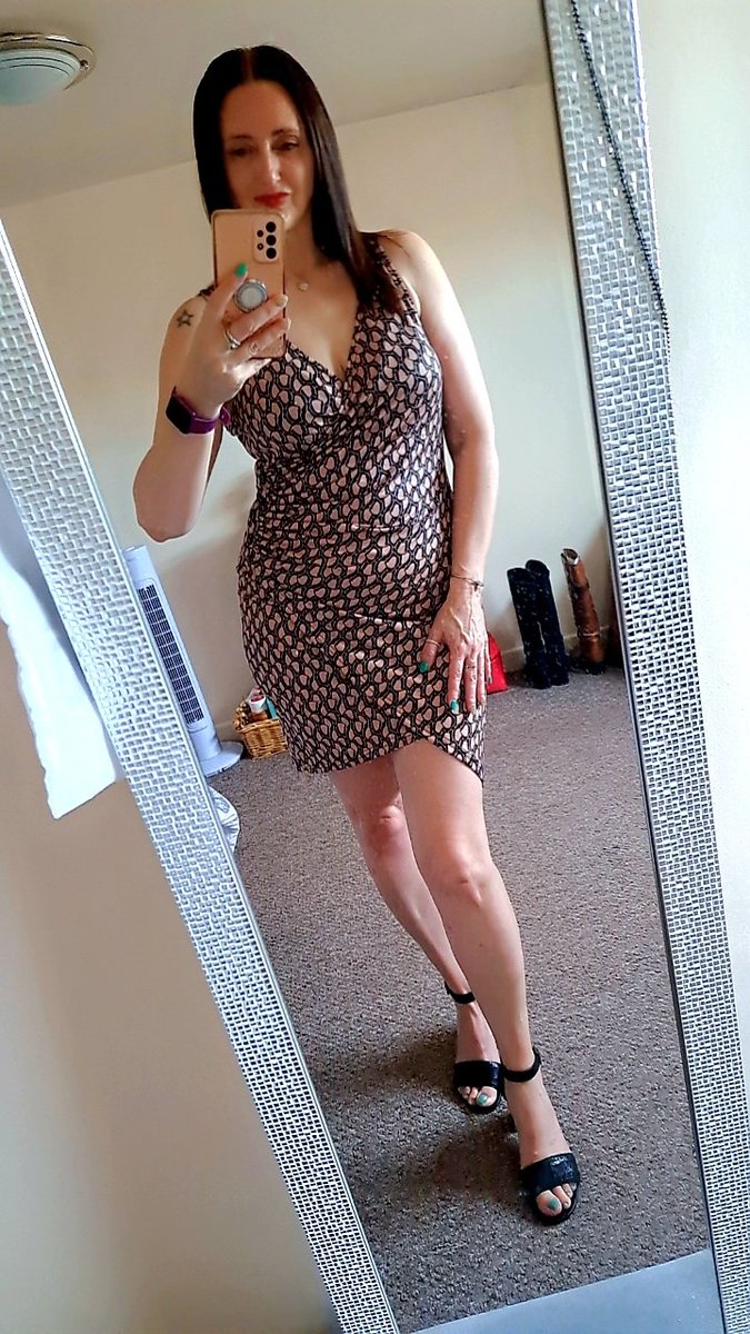 30_08shazza's tweet photo. Off for a few drinks and bite to eat with My old school mate. Have a great evening you lot 😘 https://t.co/yGNLkWCkZT