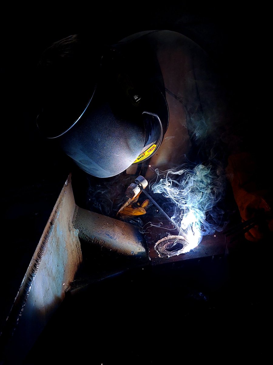 А если жахнит везде чего нибудь, чем народ на жизнь будет зарабатывать...
🤔😎👨‍🏭📷😉
#мобильноефото