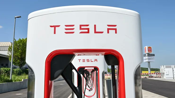 EV.com tweet media