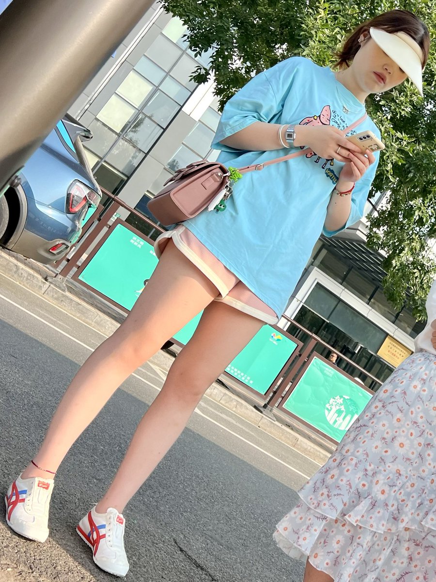 Hello_Word90's tweet photo. #熟女 #熟妇 #人妻 #少妇

#熟女 的腿，充满了 #肉欲 和 #情色，一双双 #美腿 #长腿 #白腿 #肉腿 #骚腿，仿佛散发出诱惑的味道，让人不由自主的想要插进这柔软、光滑和温暖的双腿间，慢慢的被 #夹射。（2/2） https://t.co/q4W19hxZKv