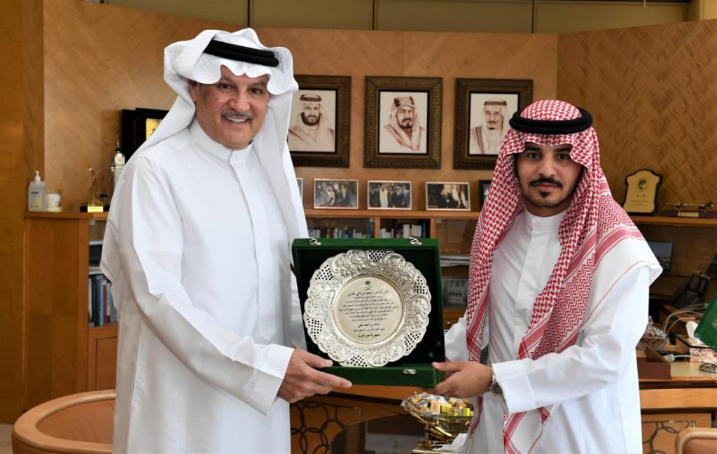 g_b21's tweet photo. تشرفت أن تم تكريمي من قبِل معالي السفير/ أسامه بن احمد نقلي 

  @OsamaNugali  سفير خادم الحرمين الشريفين لدى القاهرة والمندوب الدائم لدى جامعة الدول العربية .

ويأتي هذا التكريم بعد جد واجتهاد دام لأكثر من 6 سنوات في دراسة الكيمياء العضوية من مدرسة العالم الجليل الاستاذ الدكتور احمد زويل اول عربي يحصل على جائزة نوبل في العلوم . 

وقد كان لي الشرف أن يصلني من معالي السفير / أسامة بن أحمد نقلي تهنئة القيادة حفظها الله تعالى ومن معاليه 
وأشكر معاليه كل الشكر على هذا التكريم الذي يعني لي الشي الكثير 

اليوم أحمل حلمي وطموحي في يدي ذاهباً به الى أرض الوطن بعد أن فقدت والدتي في منتصف اغسطس الماضي ، كم تمنيت ان تكون معي اليوم للفرح في هذا الانجاز الذي طالما حلمنا به سوياً ولكن شائت الاقدار أن يضيفها الله عنده رحمها الله تعالى رحمةً واسعة وجعل قبرها روضةً من رياض الجنة 

متمنياً أن أحضى بتوجيه من وزارة التعليم والسماح لي في تطبيق ابحاثي في إحدى الجامعات السعودية وذلك بعد نشري 6 ابحاث في مجلات مرموقه دولية 

https://t.co/vah9BO8yyL

تجدونها في الرابط اعلاة 

التي تختص في الطاقة المتجددة والكثير من التطبيقات الصناعية والتجارية وكيفية استخدامها في مملكتنا الحبيبة 

وكل الشكر لمولاي خادم الحرمين الشريفين الملك سلمان بن عبدالعزيز حفظه الله ورعاه 
ومولاي صاحب السمو الملكي الامير/ محمد بن سلمان بن عبدالعزيز ولي العهد رئيس مجلس الوزراء حفظه الله ورعاه 

والشكر موصول لمملكتنا الحبيبة ممثلةً في وزارة التعليم بما قدمته لنا طيلة السنوات الماضية من دعم في شتى المجالات 

@minister_moe_sa 
@mohe_sa 
@vice_higher_edu