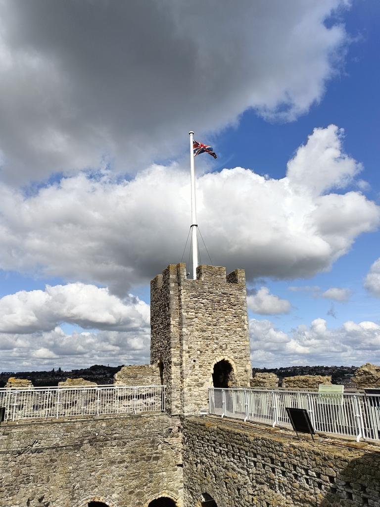 CerulloCerullo's tweet photo. The beautiful town of #Rochester UK https://t.co/cH7Ns6ltaI