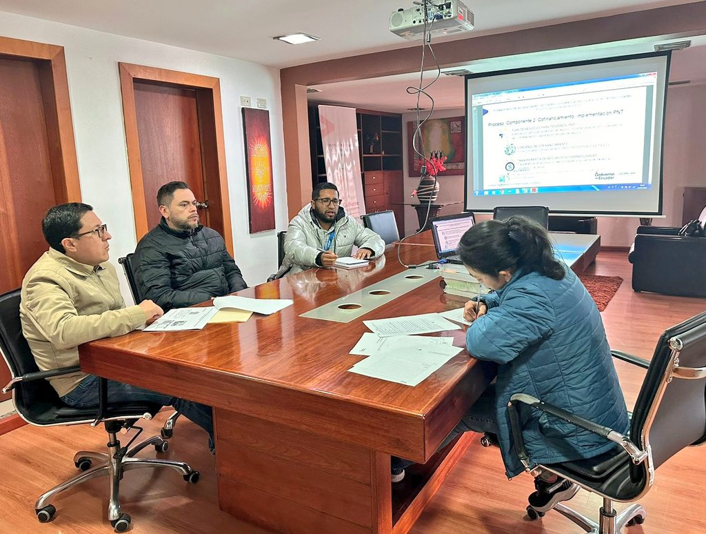 📍 #Azuay | A fin de continuar fortaleciendo los procesos de comercialización de las #UEPS, nuestro equipo técnico zonal 6 compartió con <a href="/Azuayparroquias/">CONAGOPARE AZUAY</a>, el proyecto #TiendasSolidariasEPS para generar acciones conjuntas enmarcadas en esta iniciativa.

#NuestroTrabajoContinúa