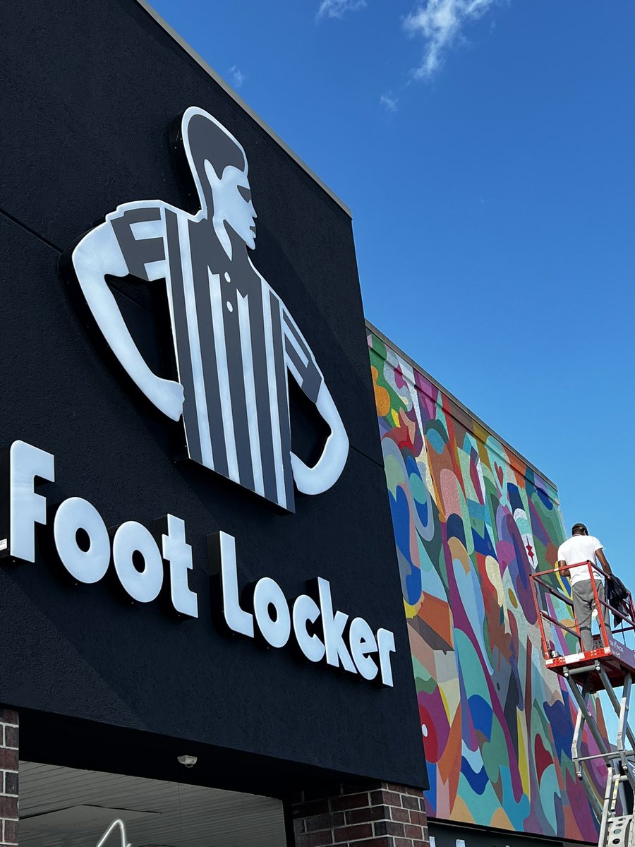 _ByEdo's tweet photo. CHICAGO!!!! MY NEWEST OFFERING TO YOU, TITLED: LOVE YOURS | THE LEFT MURAL SPELLS OUT “L🤍VE” THE RIGHT SPELLS OUT “YOURS”. THE GRAND OPENING OF THE NEW COMMUNITY FOOTLOCKER OPENS THIS WEEKEND. COME SAY HEY TO ME AND FLICK UP IN FRONT OF THE PIECE! https://t.co/mCbrCGLcr2