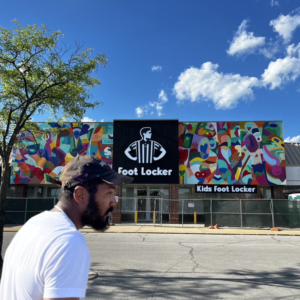 _ByEdo's tweet photo. CHICAGO!!!! MY NEWEST OFFERING TO YOU, TITLED: LOVE YOURS | THE LEFT MURAL SPELLS OUT “L🤍VE” THE RIGHT SPELLS OUT “YOURS”. THE GRAND OPENING OF THE NEW COMMUNITY FOOTLOCKER OPENS THIS WEEKEND. COME SAY HEY TO ME AND FLICK UP IN FRONT OF THE PIECE! https://t.co/mCbrCGLcr2