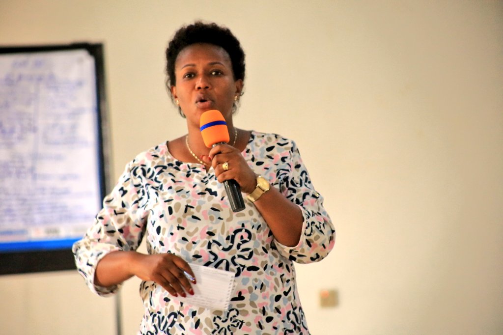 RwamaganaDistr's tweet photo. V/mayor @KarangwaUmutoni yashimiye @RwandaWomenNet kubw'aya mahugurwa asaba abayitabiriye kuba umusemburo w'imibanire myiza mu muryango no gufasha abatarumva ihame ry'uburinganire gukora igikwiye no kurwanya amakimbirane hagamijwe kubaka umuryango utekanye,ushoboye kndi ushobotse https://t.co/6mzMSkYHmV