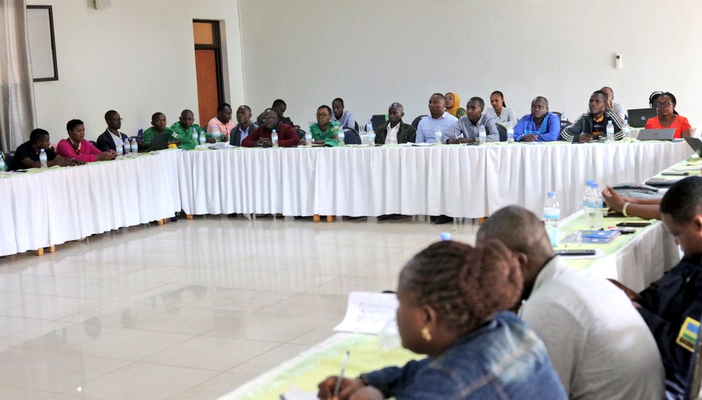 RwamaganaDistr's tweet photo. V/mayor @KarangwaUmutoni yashimiye @RwandaWomenNet kubw'aya mahugurwa asaba abayitabiriye kuba umusemburo w'imibanire myiza mu muryango no gufasha abatarumva ihame ry'uburinganire gukora igikwiye no kurwanya amakimbirane hagamijwe kubaka umuryango utekanye,ushoboye kndi ushobotse https://t.co/6mzMSkYHmV